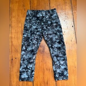 Athleta black white crop leggings women’s size S very good condition tie dye